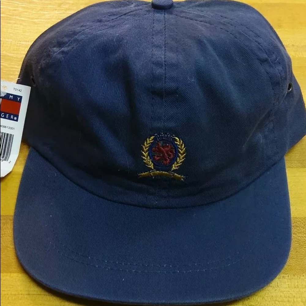 Tommy Hilfiger vintage lion crest hat